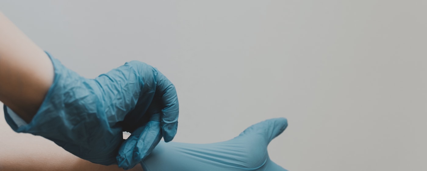 Professionelle Reinigung mit gelben Handschuhen